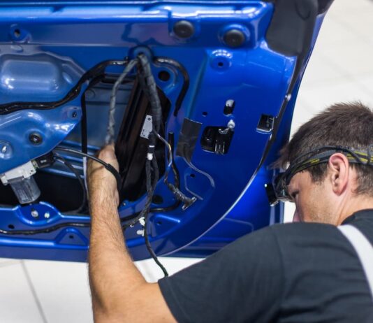 Как устанавливаются доводчики дверей