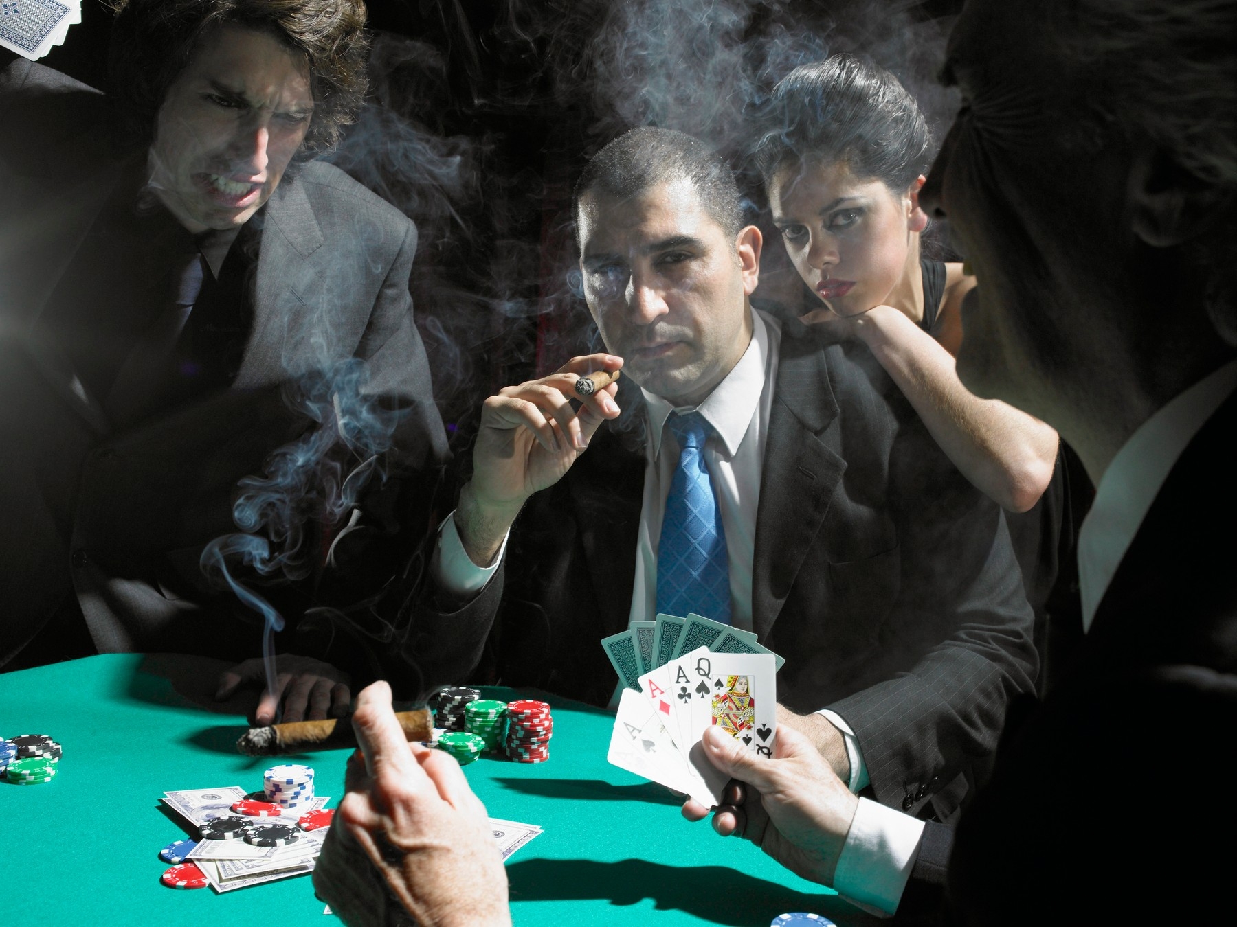 Играет в карты на жену. Мафия Покер / Mafia Poker. Мафиози казино. Гангстеры в казино. Мафиози за столом.