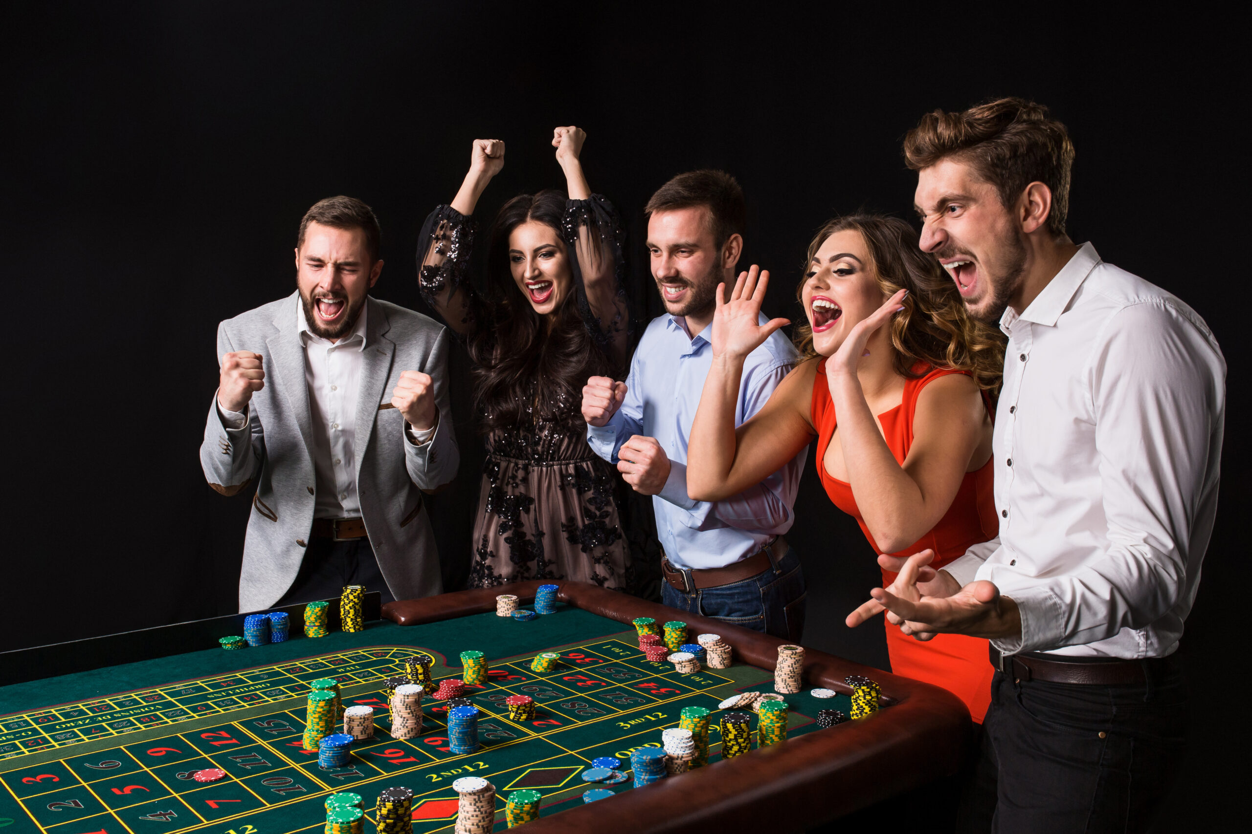 Сыграть в азартную игру. Люди в казино. Азартный человек. Играющие казино. Люди играющие в казино.