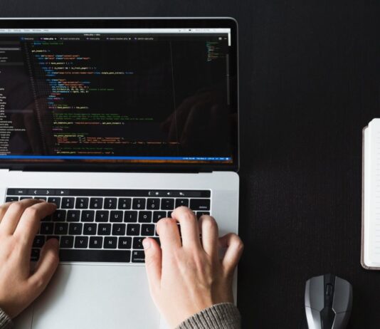 Любой бизнес сегодня может выжить, лишь имея индивидуальную цифровую среду. Это касается приложений, сайтов и прочего программного обеспечения. С его помощью происходит связь между сотрудниками